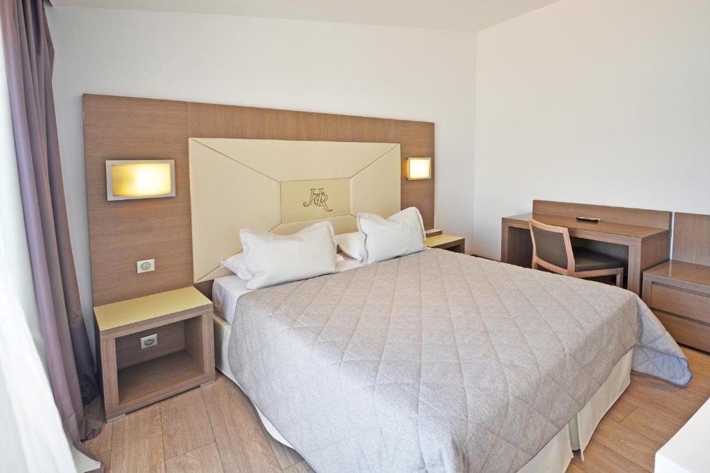 Postel nebo postele na pokoji v ubytování Hôtel Le Rocher