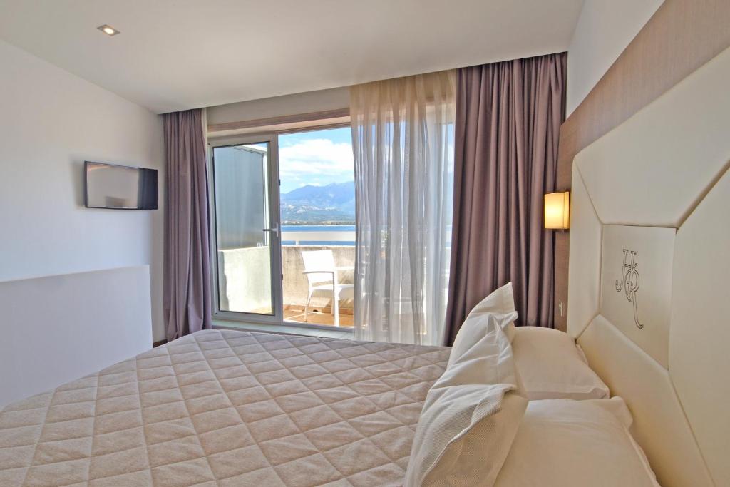 Postel nebo postele na pokoji v ubytování Hôtel Le Rocher