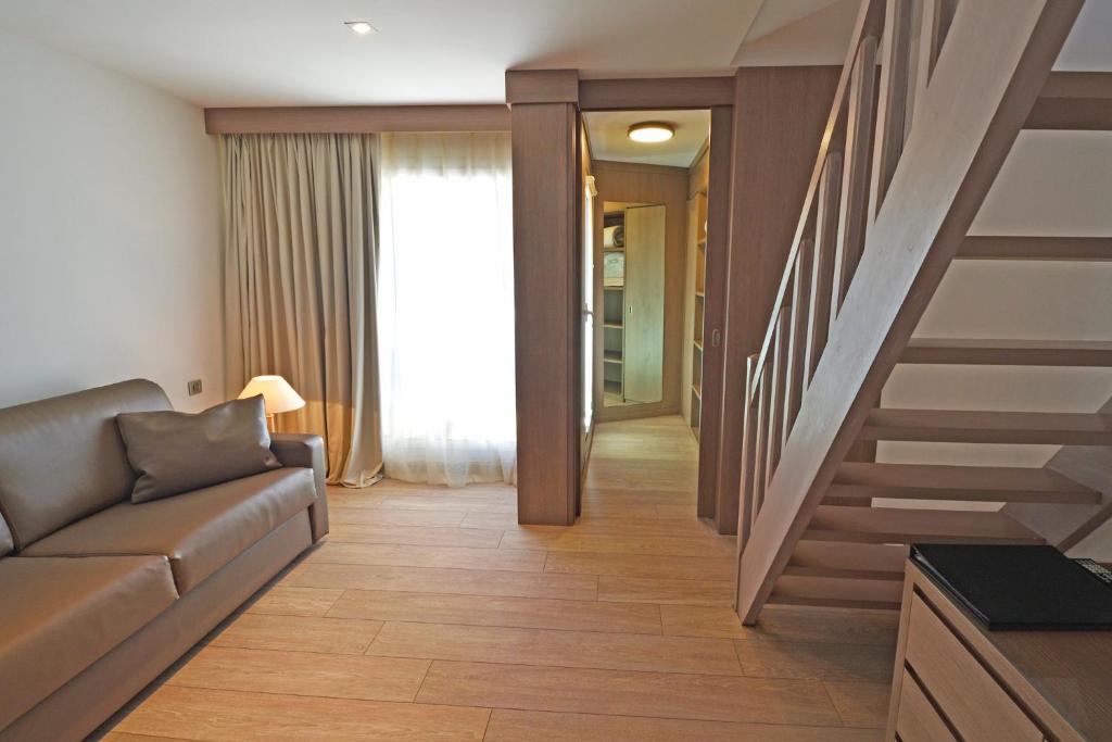 Posezení v ubytování Hôtel Le Rocher