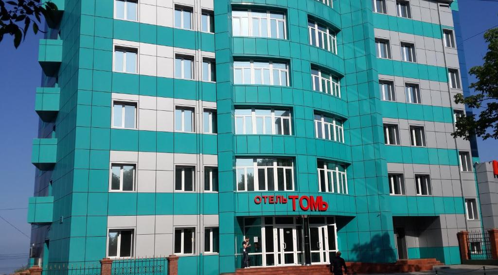 um edifício azul com um sinal em Tom Hotel em Vladivostok
