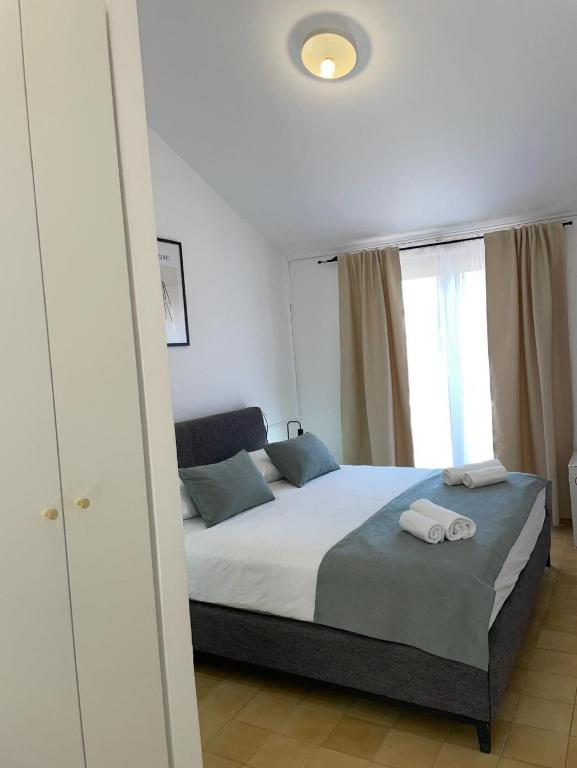 a bedroom with a bed with two towels on it at Room accomodation Jezera Lovišća in Jezera