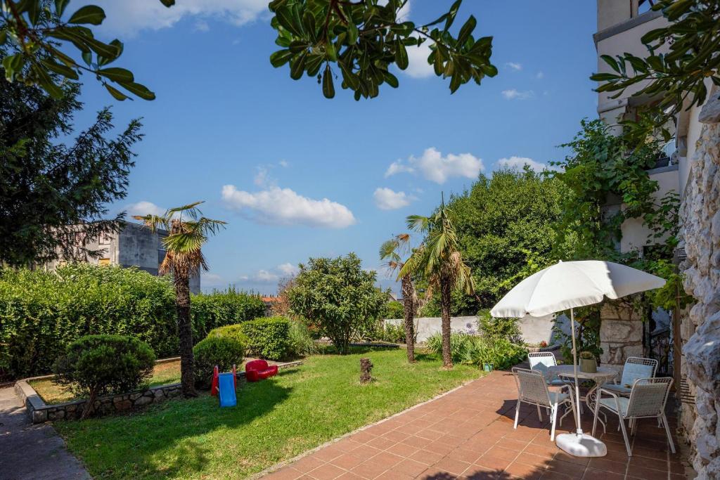 Fotografia z galérie ubytovania City Apartment With Garden - Happy Rentals v destinácii Rijeka