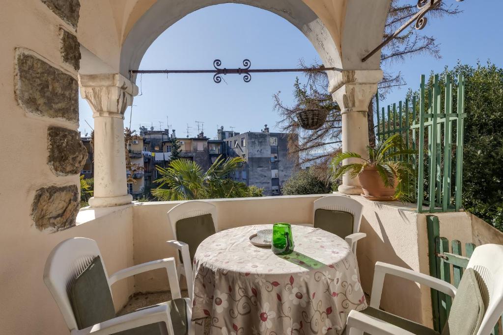 Fotografia z galérie ubytovania City Apartment With Garden - Happy Rentals v destinácii Rijeka