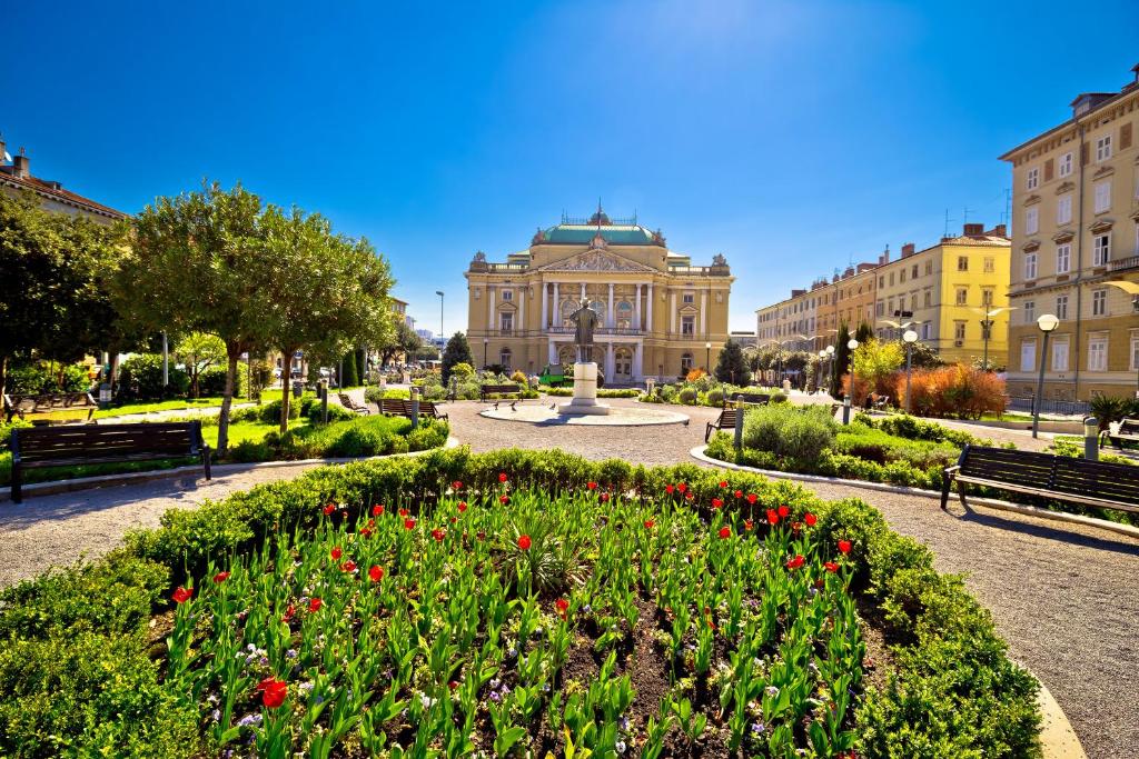 Fotografia z galérie ubytovania City Apartment With Garden - Happy Rentals v destinácii Rijeka