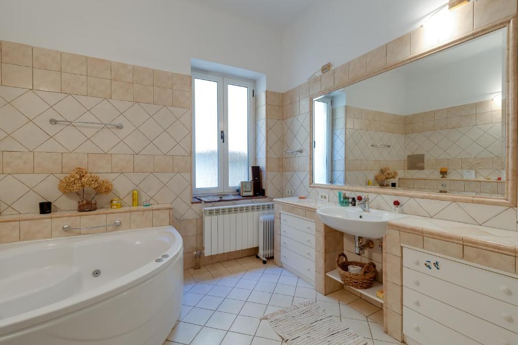 Fotografia z galérie ubytovania City Apartment With Garden - Happy Rentals v destinácii Rijeka