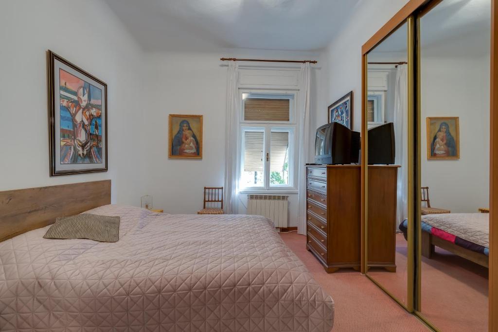 Fotografia z galérie ubytovania City Apartment With Garden - Happy Rentals v destinácii Rijeka