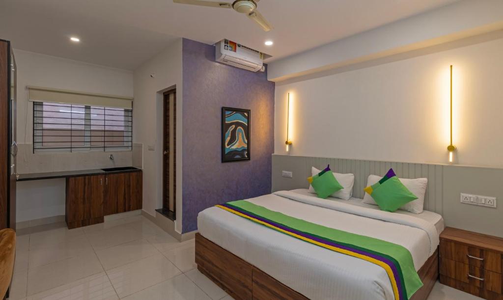 Una cama o camas en una habitación de Treebo Raghavendra Tranquil Inn Bellandur