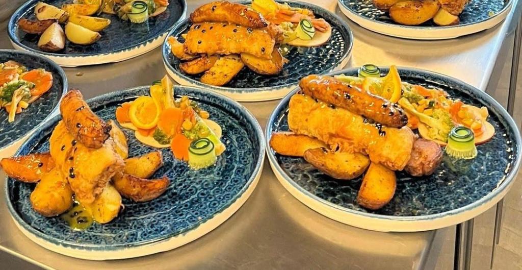 un montón de platos de comida en una mesa en Mediterrâneo Madeira, en São Vicente