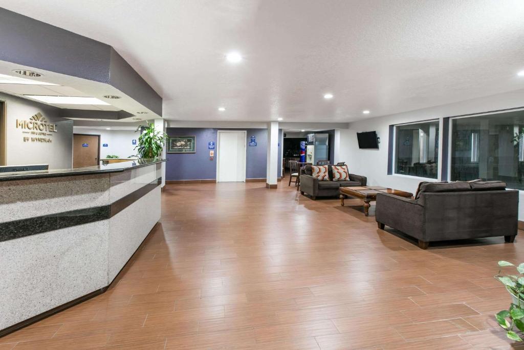 een woonkamer met banken en een lobby bij Microtel Inn & Suites by Wyndham Oklahoma City Airport in Bethany