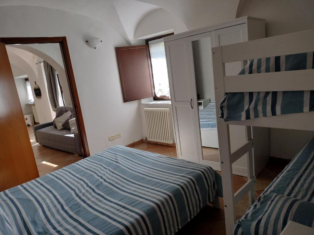 1 dormitorio con litera y espejo en appartamento in Borgo storico., en Pontremoli