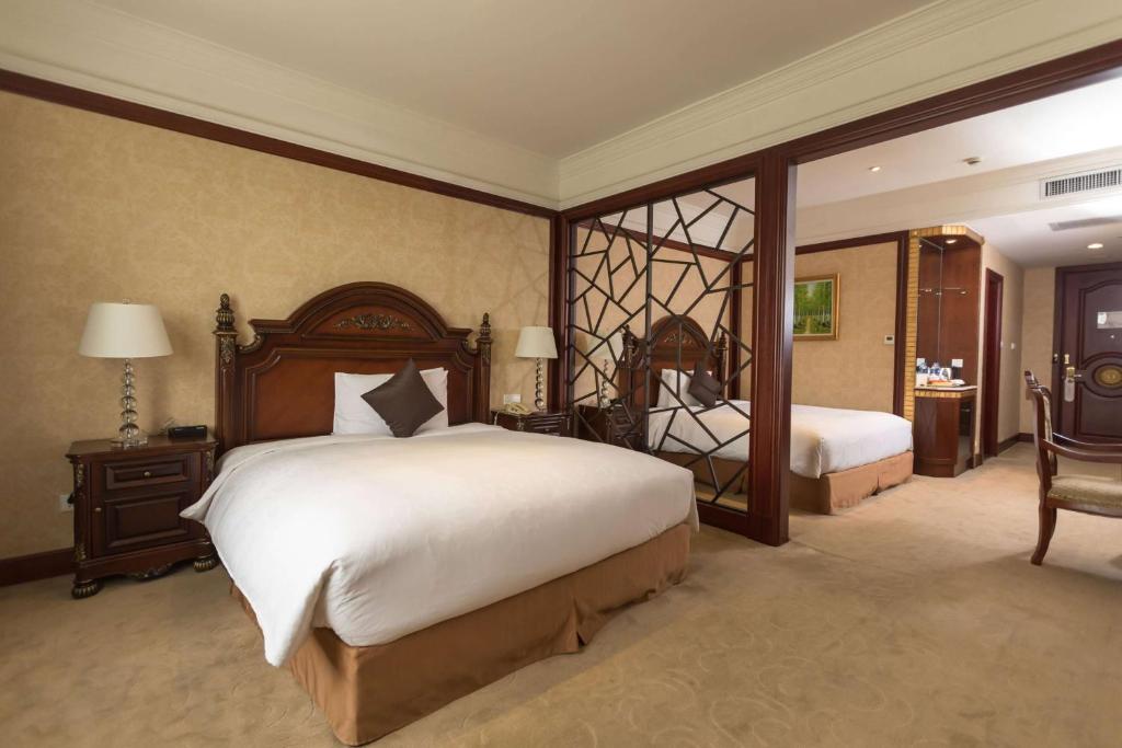 Postel nebo postele na pokoji v ubytování Wyndham Shanghai Hongqiao-Near NECC