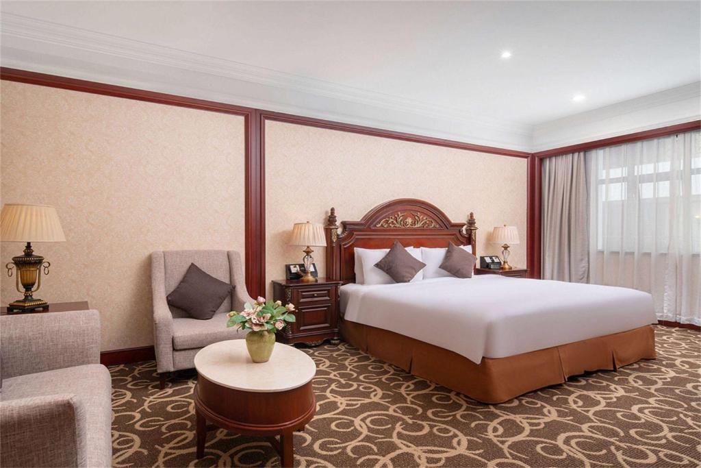 Postel nebo postele na pokoji v ubytování Wyndham Shanghai Hongqiao-Near NECC