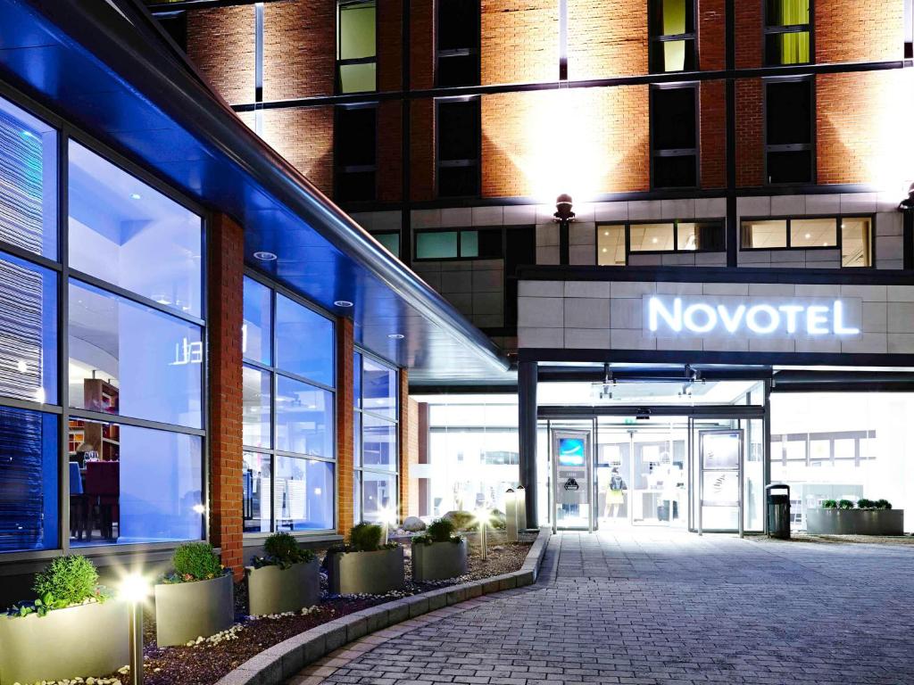 brak znaku słownego na przedniej części budynku w obiekcie Novotel Leeds Centre w mieście Leeds