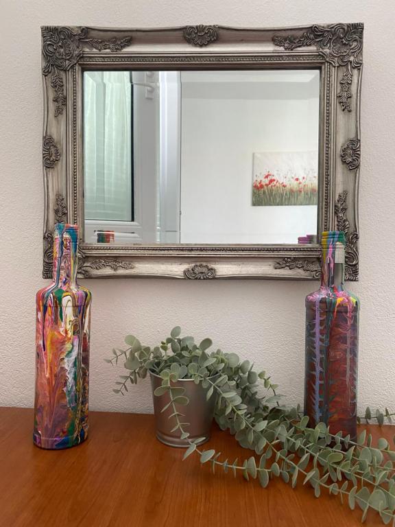 zwei Vasen auf einem Tisch vor einem Spiegel in der Unterkunft Merla in Trogir