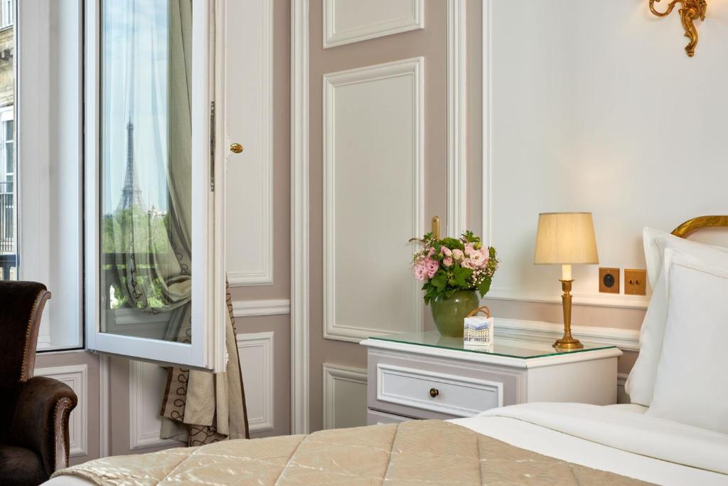 Paris Eiffel Tower Room — room photograph