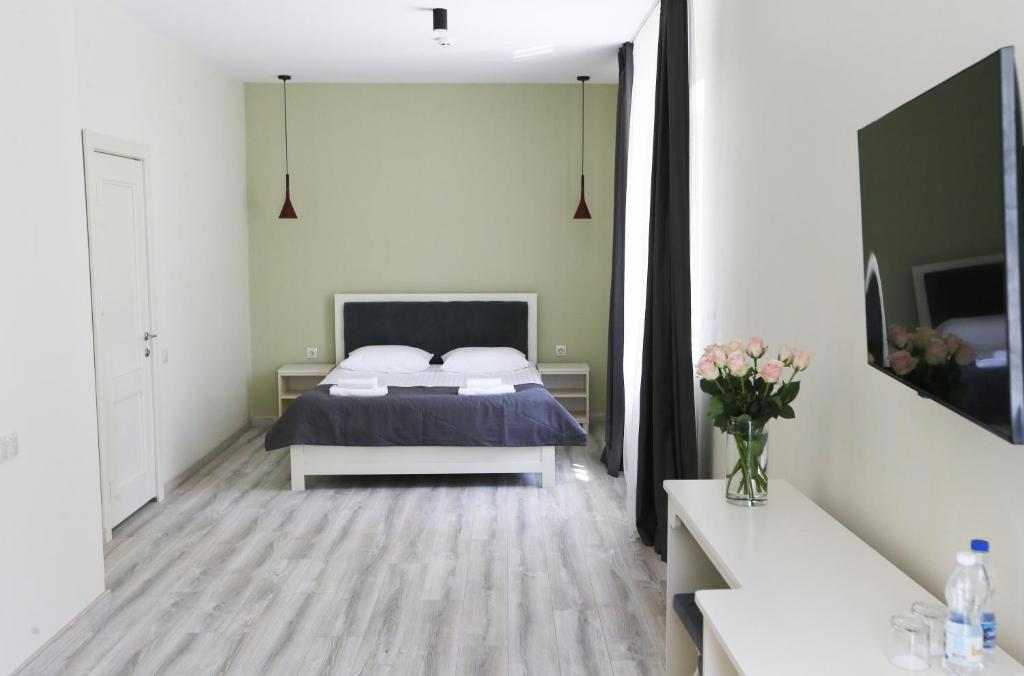 ein Schlafzimmer mit einem Bett und einem großen Spiegel in der Unterkunft Hotel Golden lemon Готель Золотий лимон in Lwiw