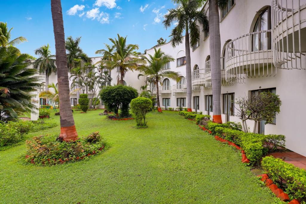 a view of the courtyard of a hotel at Lemon Tree Hotel, Aurangabad in Aurangabad