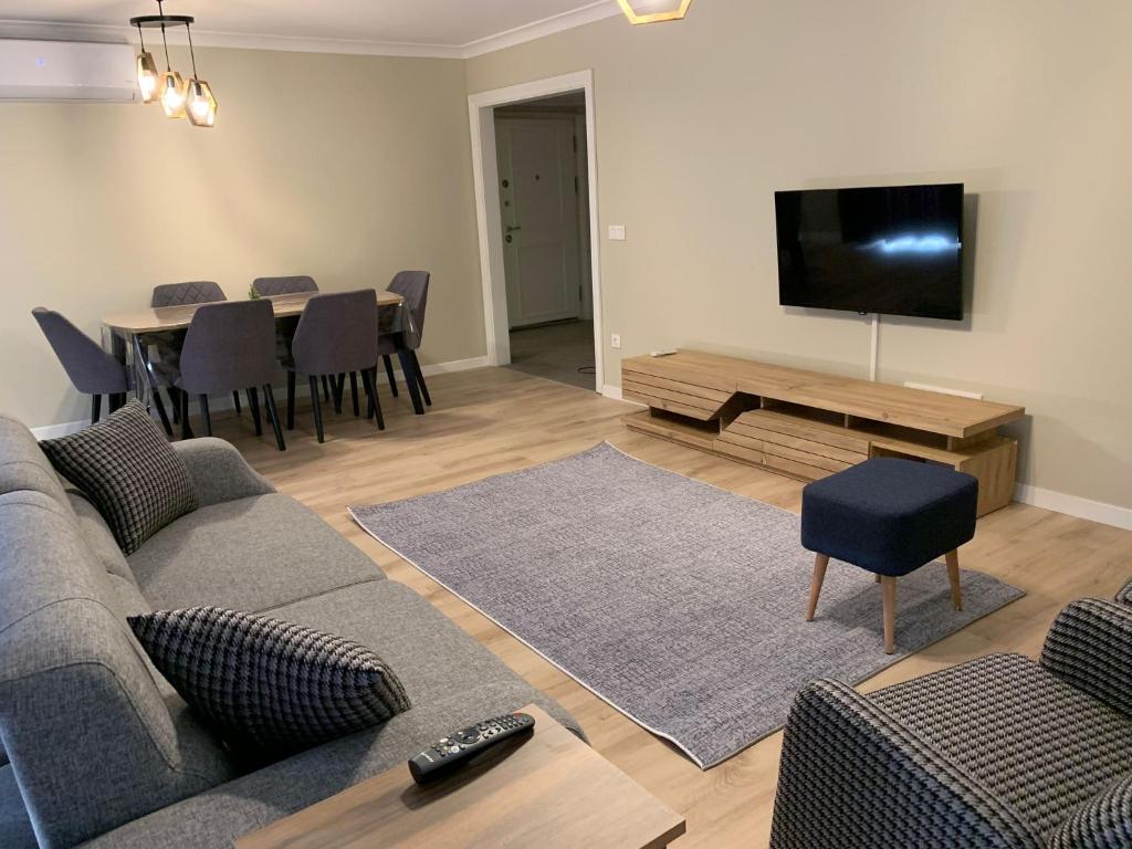 een woonkamer met een bank en een tafel bij AHG Atlas Apartments in Istanbul