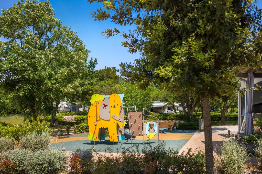 Plac zabaw dla dzieci w obiekcie Maistra Camping Veštar Mobile homes