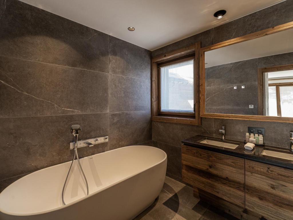 Kúpeľňa v ubytovaní Chalet de Luxe avec Piscine et Sauna, Proche des Pistes à Courchevel - FR-1-568-33