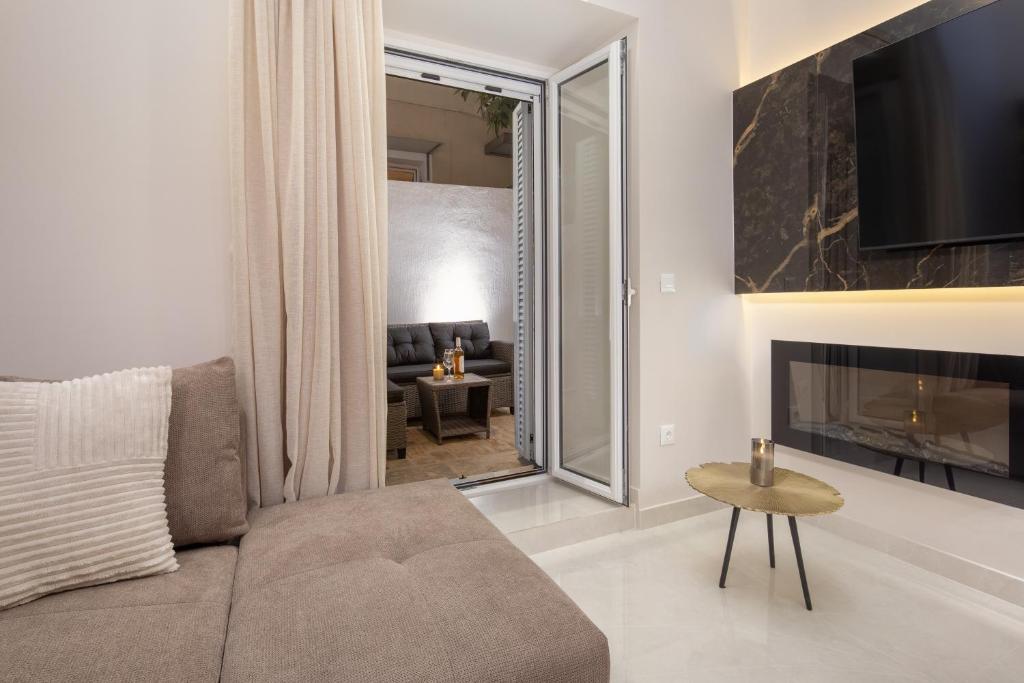 Modern-Vintage Old Town Suites - 11