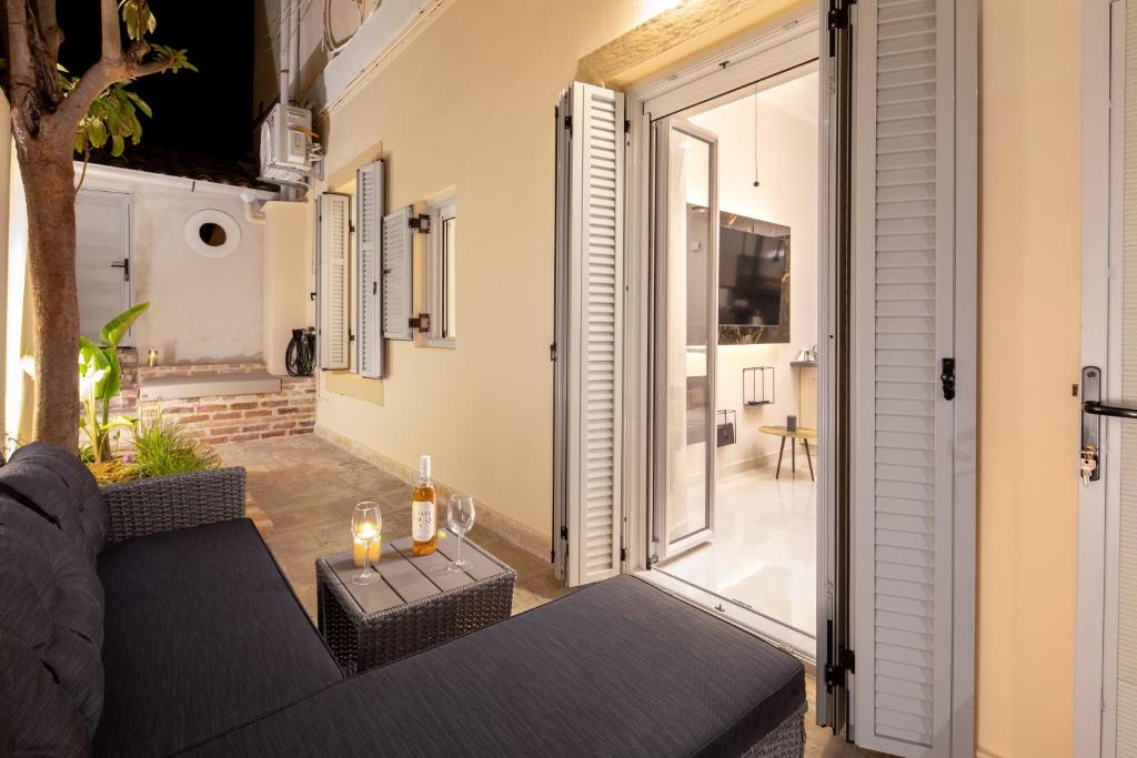 Modern-Vintage Old Town Suites - 12