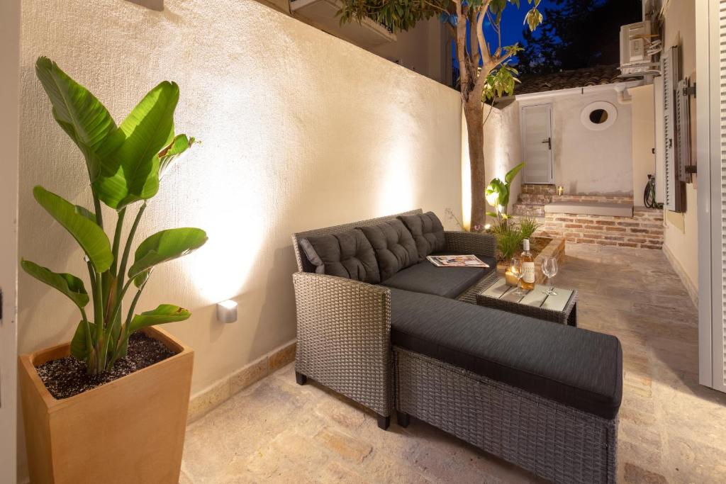 Modern-Vintage Old Town Suites - 13