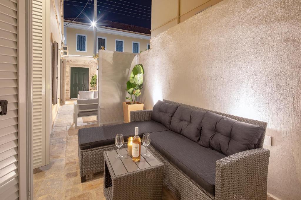 Modern-Vintage Old Town Suites - 14