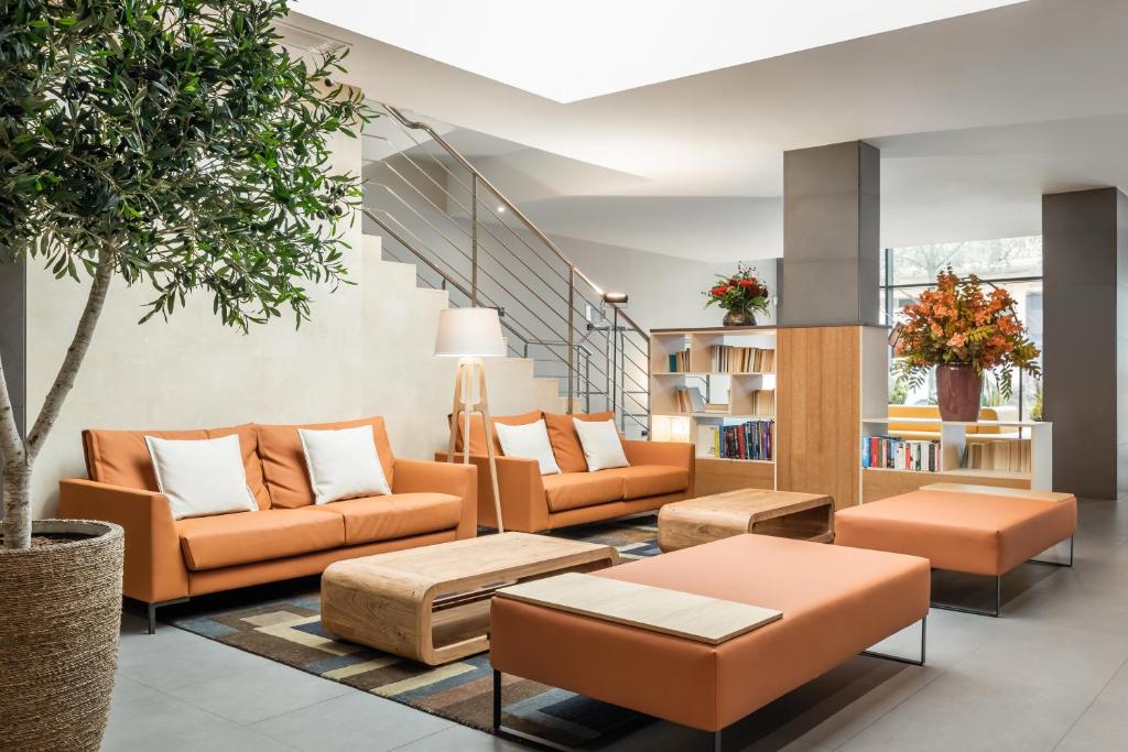 A seating area at Sunotel Club Central