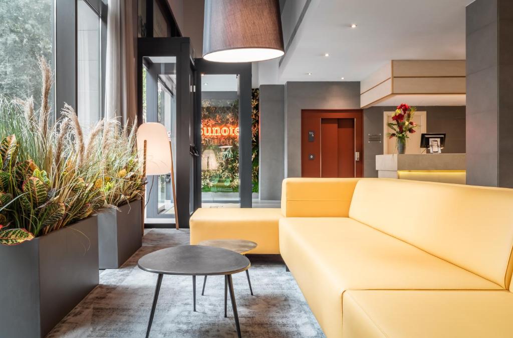 A seating area at Sunotel Club Central