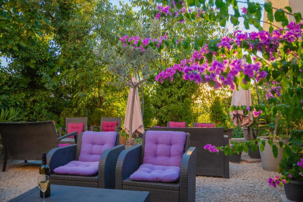 Captain Emo City Apartments - 16