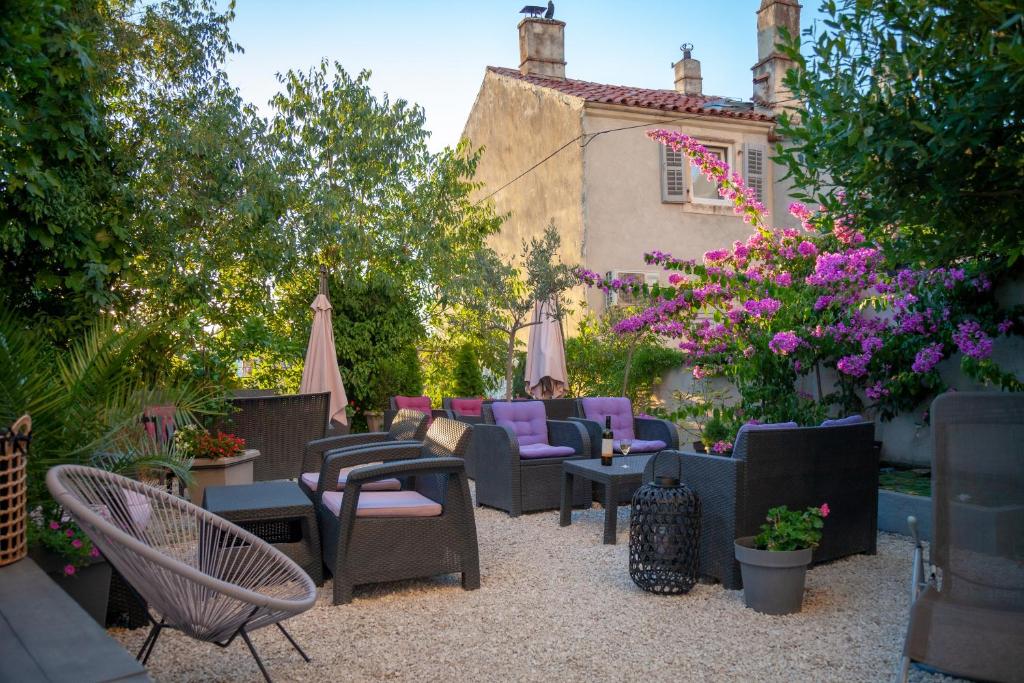 Captain Emo City Apartments - 14