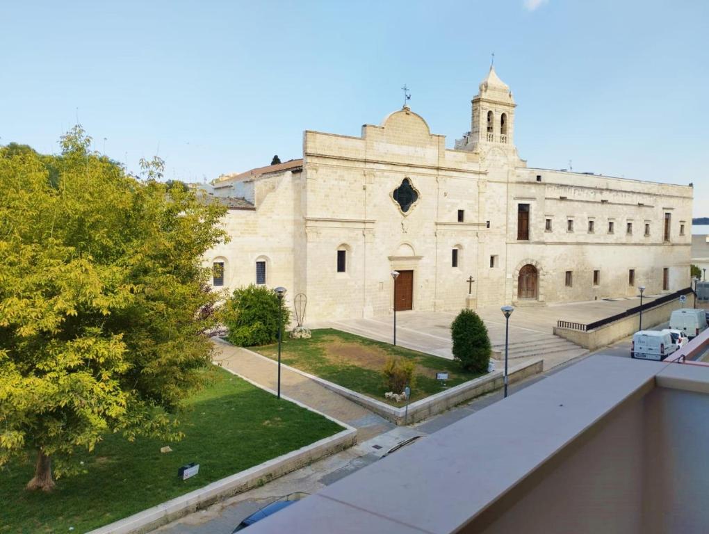 balkon z widokiem na budynek w obiekcie STRADONE 132 w mieście Gravina in Puglia