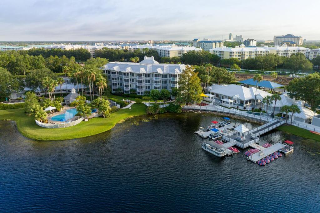 uma vista aérea de um resort com barcos na água em Marriott's Cypress Harbour Villas em Orlando