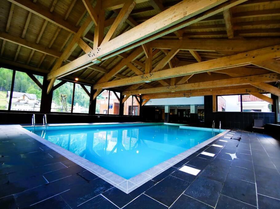 Bazén v ubytování French Alps Luxury nebo v jeho okolí