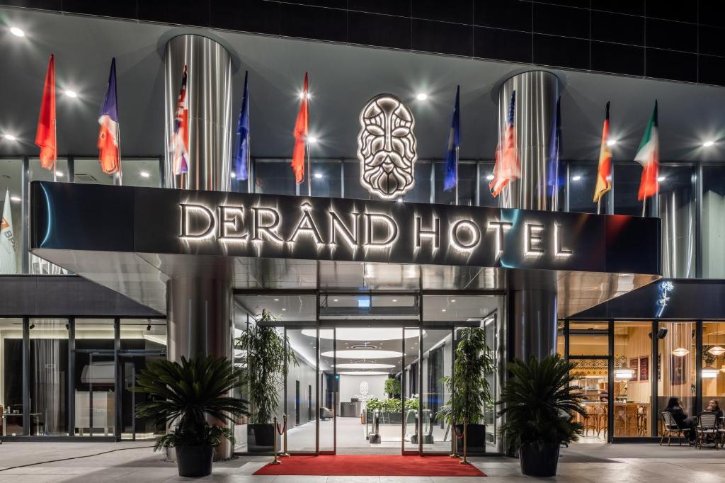 プリシュティナにあるDerand Hotelの夜間のグランドホテル入口