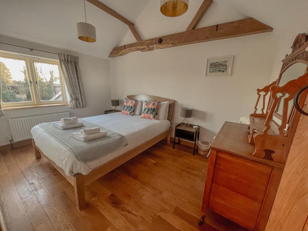 Säng eller sängar i ett rum på Rural Cottage under 3 miles to Mundesley and Norfolk Coast