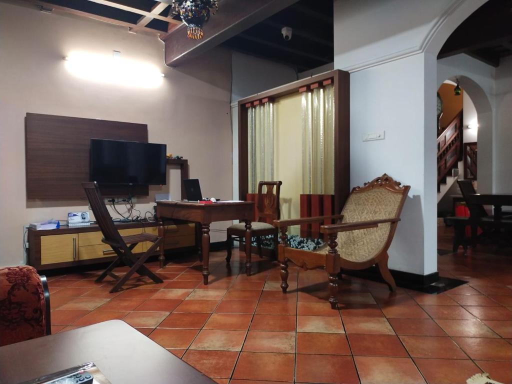 TV a/nebo společenská místnost v ubytování AZZA Heritage Home