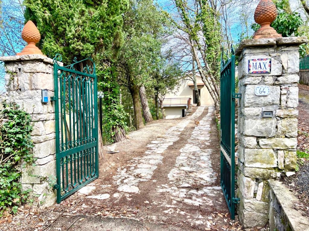 una entrada a una entrada con una puerta verde en Deliziosa villetta nuova vista lago, en Labro