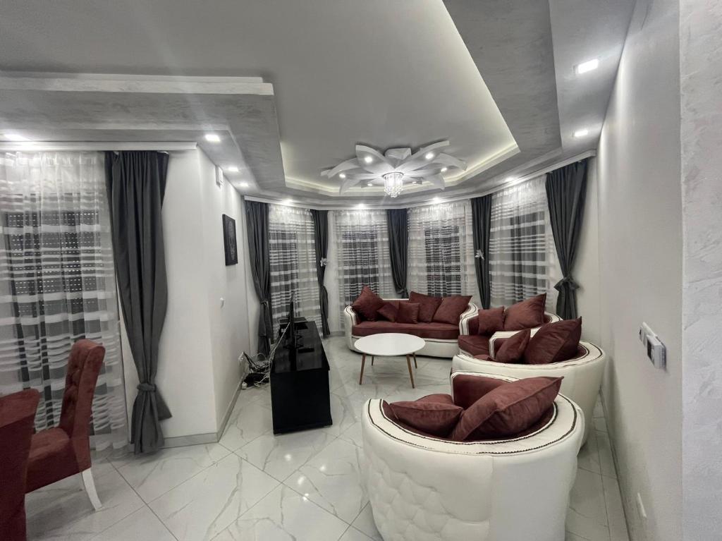 ein Wohnzimmer mit Sofas und einem Tisch in der Unterkunft Villa Diamond in Bijeljina