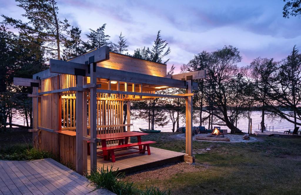 Starbase PEC Bespoke Waterfront Home w Pickleball Court, Shannonville