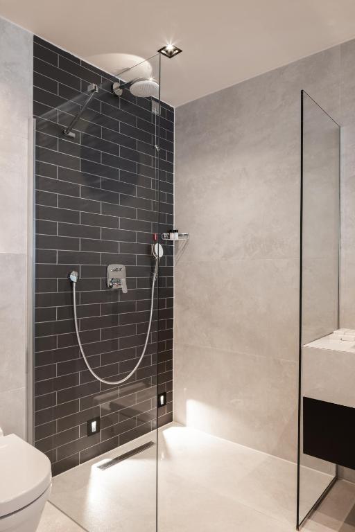 Koupelna v ubytování Derand Hotel