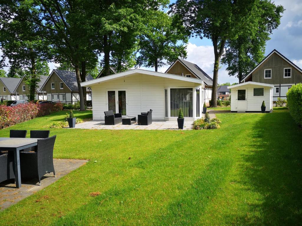 Vonkajšia záhrada v ubytovaní Limburg-Chalet