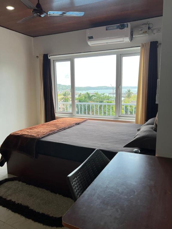 布萊爾港的住宿－J.J bed and breakfast，一间卧室设有两张床和大窗户
