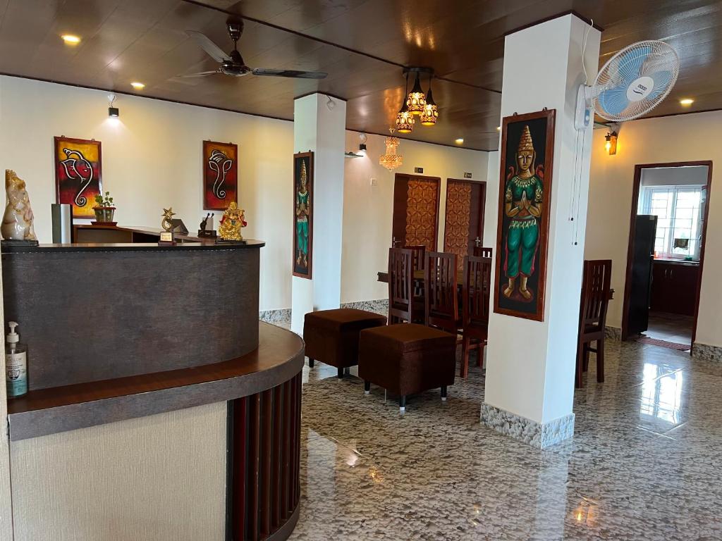 un ristorante con bar e sala da pranzo di J.J bed and breakfast a Port Blair