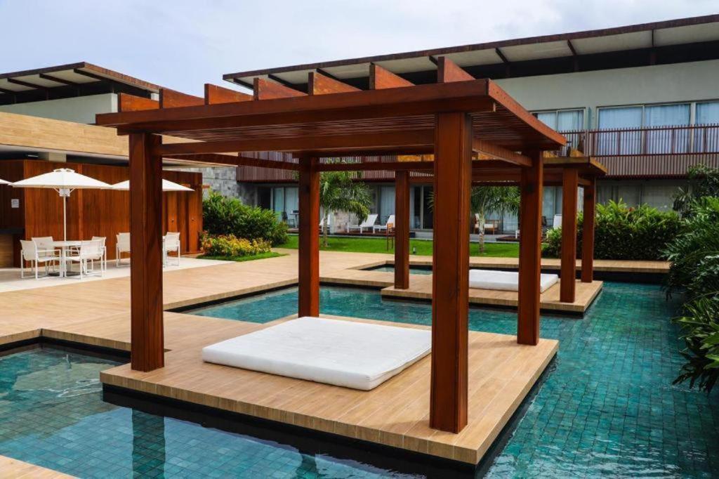 un gazebo con materasso in piscina di Ilê de Pipa Resort a Pipa