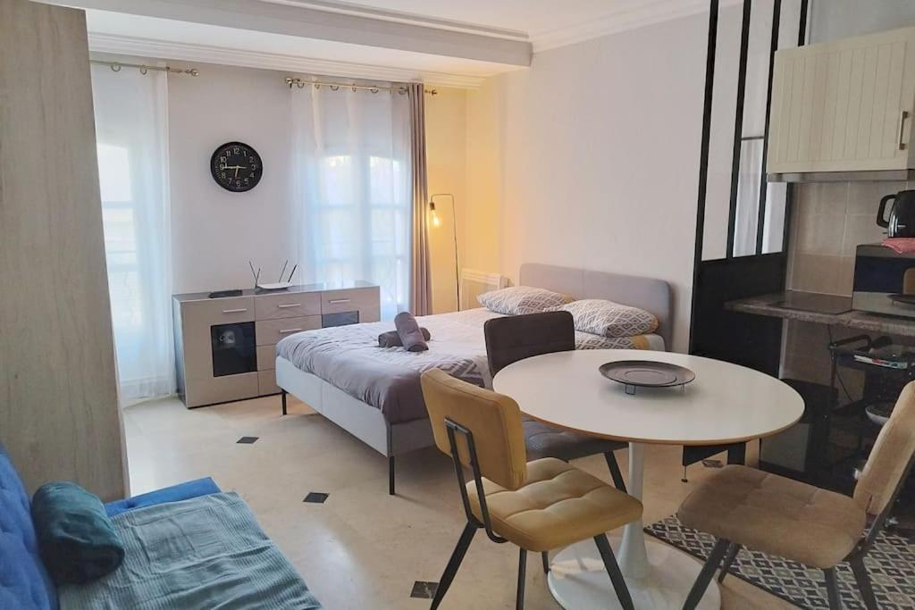 une chambre avec un lit, une table et des chaises dans l'établissement Paule - Studio climatisé au 3eme place pie 2pers, à Avignon