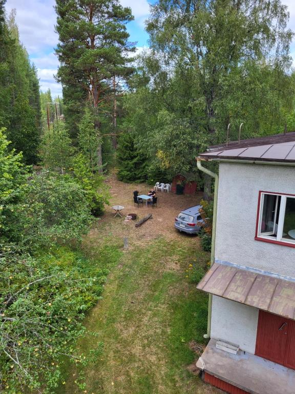 a yard with a car parked next to a house at Loviisan Limu in Loviisa