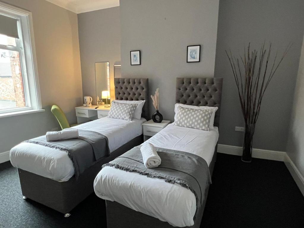 Un pat sau paturi într-o cameră la Alexander Hotel Whitley Bay