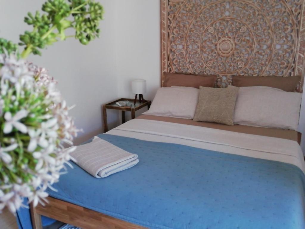 a bedroom with a bed with a blue blanket at A Torra in Ville-di-Paraso